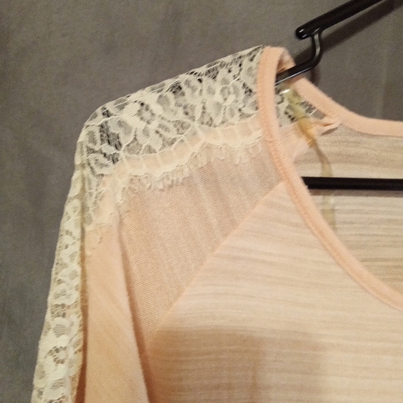 Vanity Pink long sleeve lace shoulders and scrunched sleeves - Picture 2 of 5